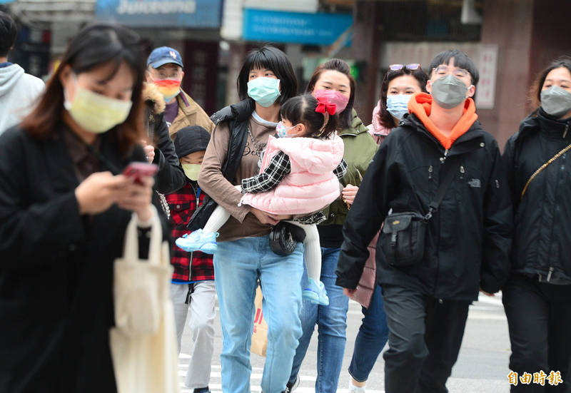 週六耶誕節將有入冬最強一波冷空氣南下，可能達強烈大陸冷氣團強度，中部以北地區都可能下探11至12度、空曠地區更出現9至10度低溫，週六晚間、下週日以及下週一全台海拔3千公尺以上高山都有機會飄雪。（資料照）
