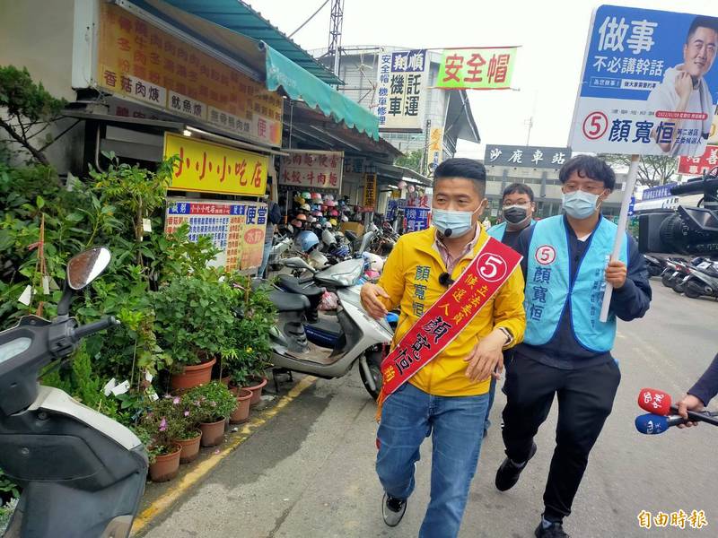 顏寬恒至沙鹿市場拜票。（記者張軒哲攝）