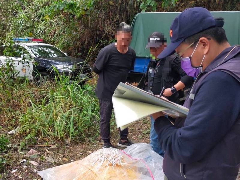 霧峰警方查獲建廢傾倒的現行犯。（記者何宗翰翻攝）