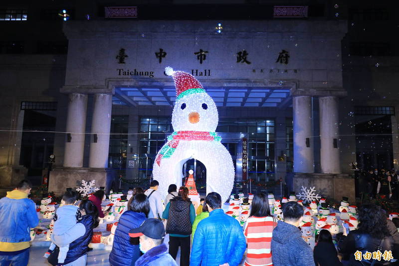 豐原陽明市政大樓雪人繽紛點燈。（記者張軒哲攝）