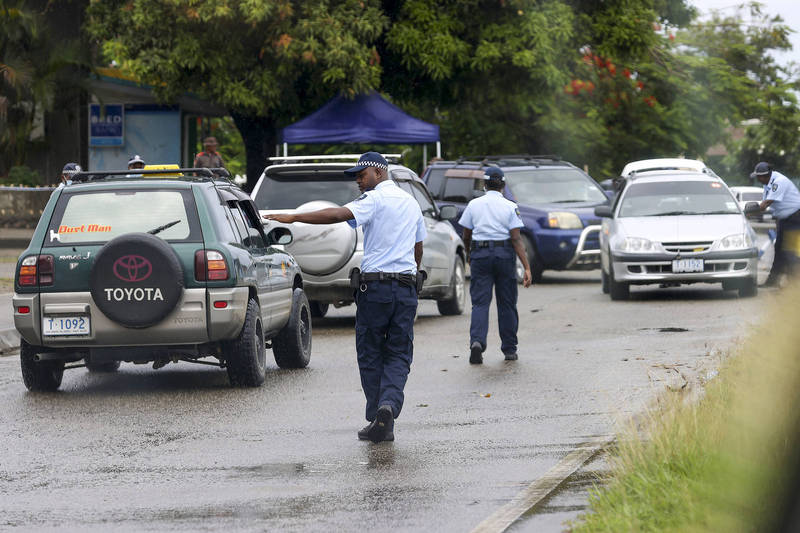 中国将派警务官员协助索罗门群岛训练警力，也将提供镇暴装备等多款警用物资。图为所罗门与澳洲警方设路检点拦查。（美联社）(photo:LTN)