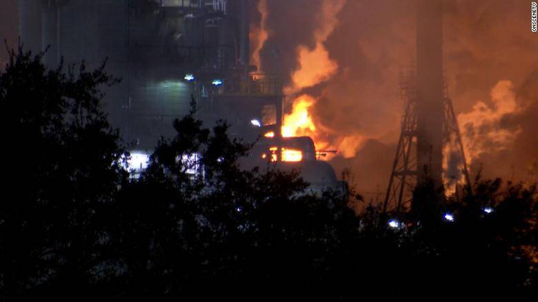 艾克森美孚位于德州的炼油厂23日凌晨发生爆炸，引发大火。（图翻摄自推特）(photo:LTN)