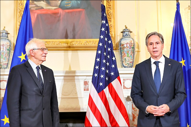 美國國務卿布林肯（右）二十二日致電歐洲聯盟外交和安全政策高級代表波瑞爾（左），達成美歐力挺立陶宛對抗中國經濟脅迫的共識。圖為兩人十月十四日在美國國務院面對媒體。（美聯社）