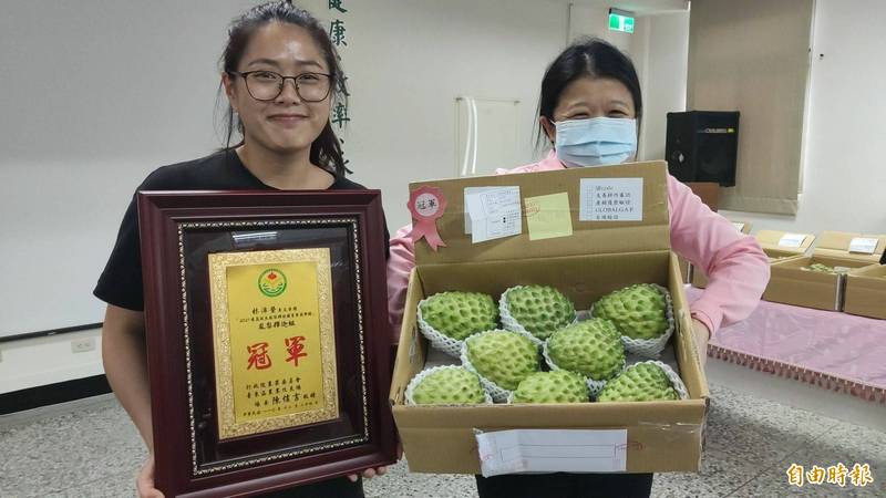 嫁到台東種鳳梨釋迦的林沛縈（左）連續兩年奪果園評鑑冠軍。（記者黃明堂攝）