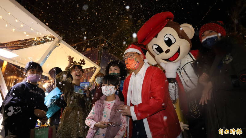 「童趣聖誕夜」冰雪聖誕市集現場有雪花製造機，大小朋友都停下腳步，開心地拍照。（記者廖雪茹攝）