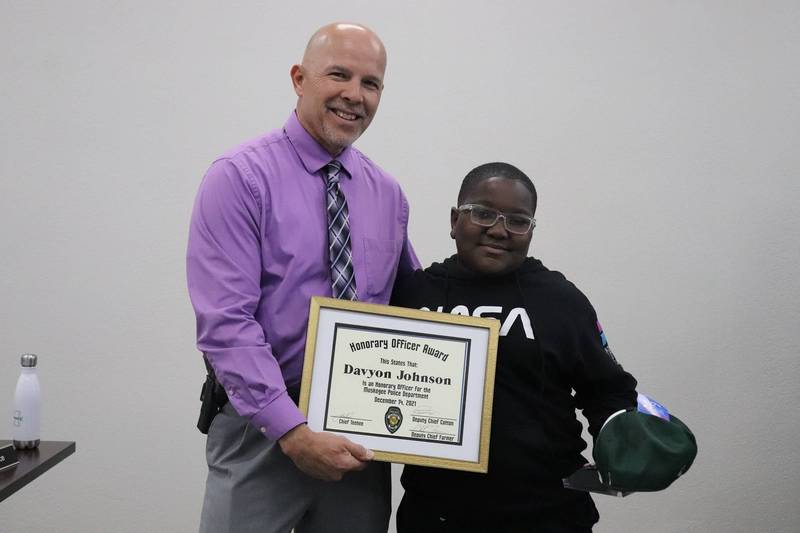 美国11岁小学生詹森（Davyon Johnson）在短短1天内救了噎住的同学、火场中不良于行的民众，因此受到警方和学区的表扬。（图撷自Muskogee Public Schools脸书）(photo:LTN)