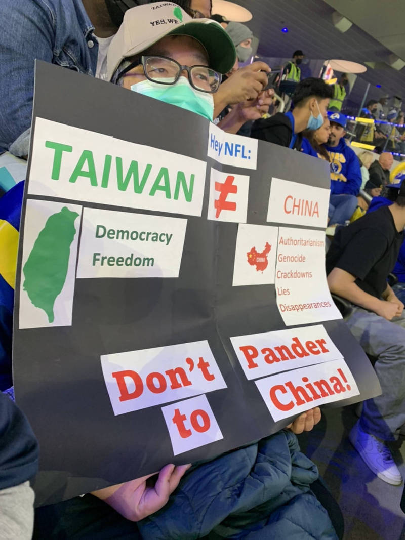 台灣僑民陳正義（圖）21日帶著標語到職業美式足球聯盟（NFL）洛杉磯公羊隊（Los Angeles Rams）主場抗議NFL地圖把台灣跟中國用同一個顏色標示。（中央社）