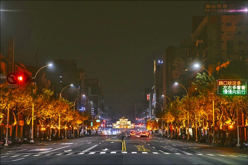 高雄火車站前中山路兩側路樹點亮場景。（記者王榮祥翻攝）