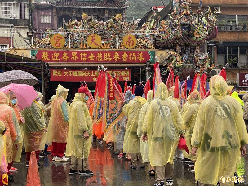 台中大甲媽祖今早到宜蘭縣南方澳南天宮，雖然天氣不佳，信徒仍熱情不減。（記者蔡昀容攝）