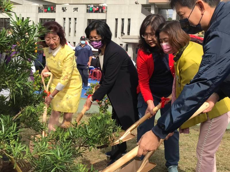 彰藝中校友會理事長白素英、縣長王惠美、校長蔣秉芳（由左而右）等人共同植樹，陪伴學校過60年生日。（縣府提供）