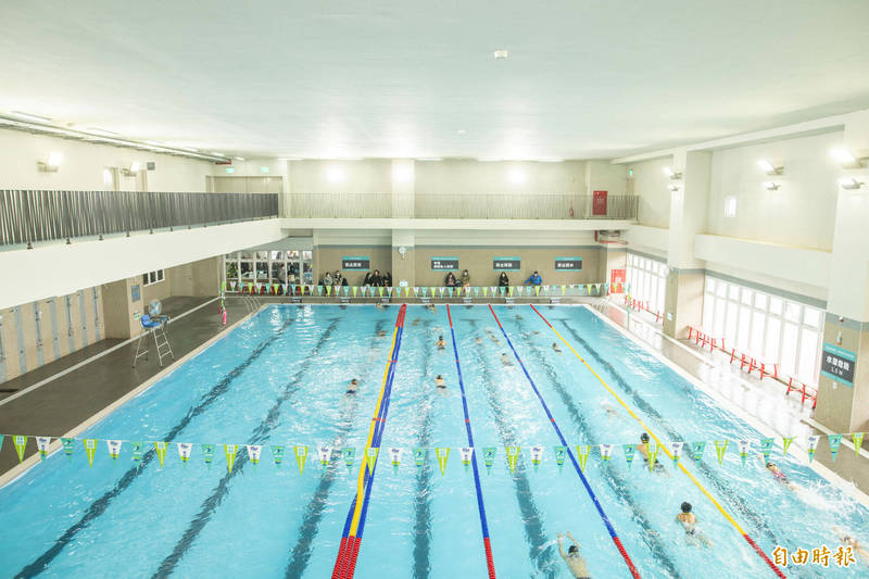 新屋高中多功能活動中心設有7條國際標準泳道。（記者許倬勛攝）