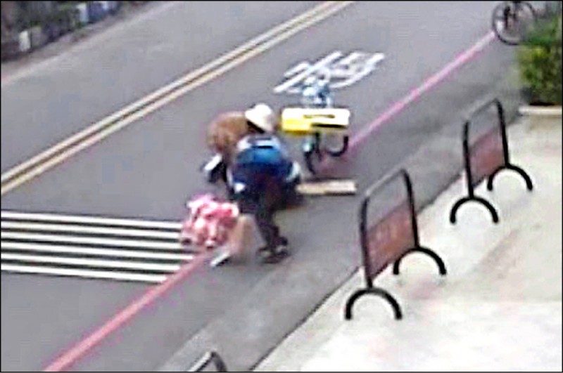 暖心幫助拾荒婦 國一生謙稱本來就該做的