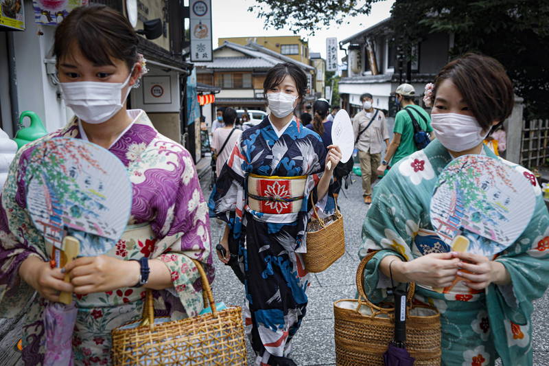 繼大阪、東京之後，京都及福岡也出現無海外旅遊史的Omicron確診病例，恐已全面進入社區傳播的階段。圖為京都戴口罩行人。（歐新社檔案照）