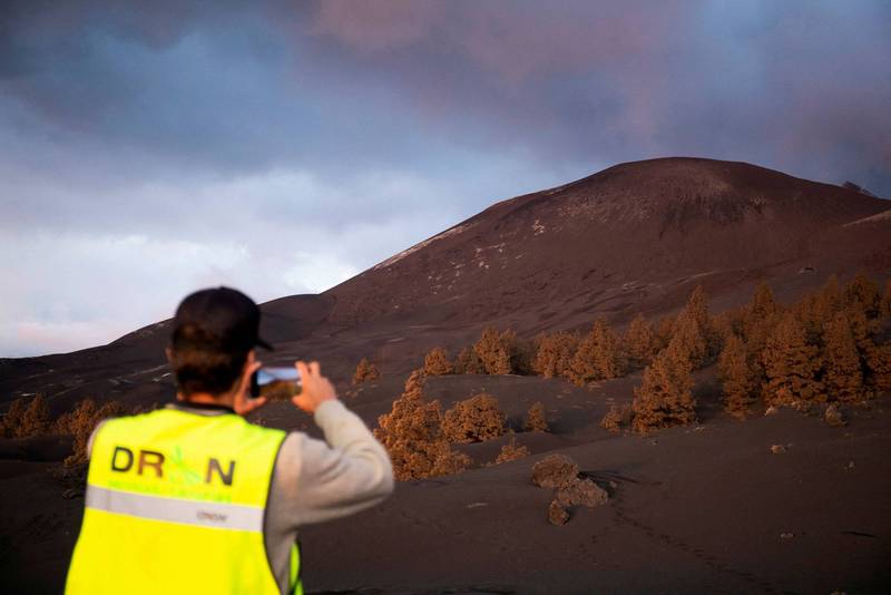 12月17日，一名无人机驾驶员正在观测老峰火山。（法新社）(photo:LTN)