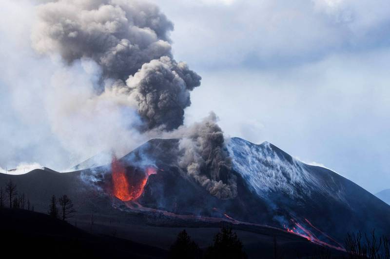 老峰火山自9月19日开始喷发。此图摄于11月28日。（法新社）(photo:LTN)