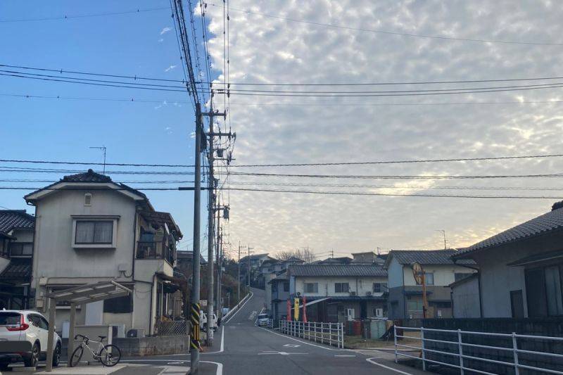 有日本網友分享日本天空的奇景照，只見天空彷彿被設了結界，藍天、白雲被中間的電線「一分為二」，雲朵和藍天猶如「楚河漢界」，讓許多網友嘖嘖稱奇。（圖取自推特「@neinei_ninja250」）