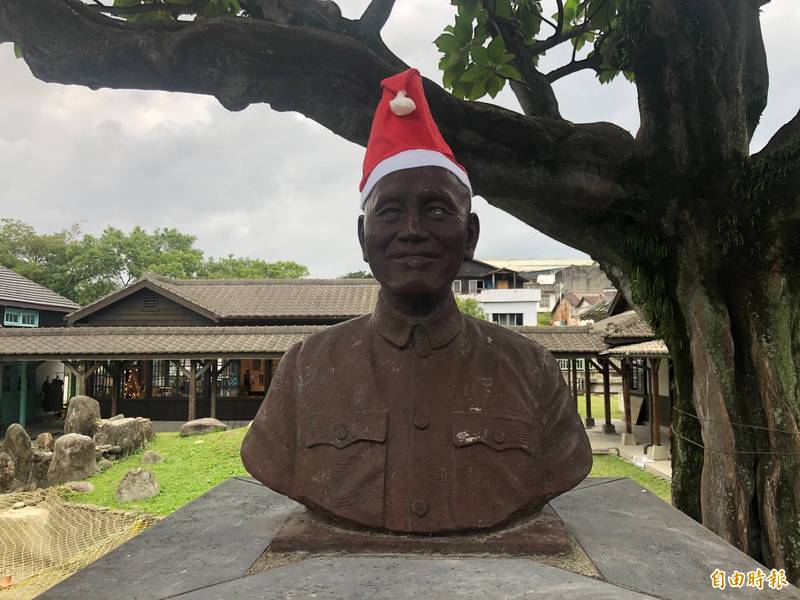 日治時期「鐵道部花蓮港出張所」，台鐵接收後於園區內設置一座蔣介石半身銅像。（記者陳鈺馥攝）