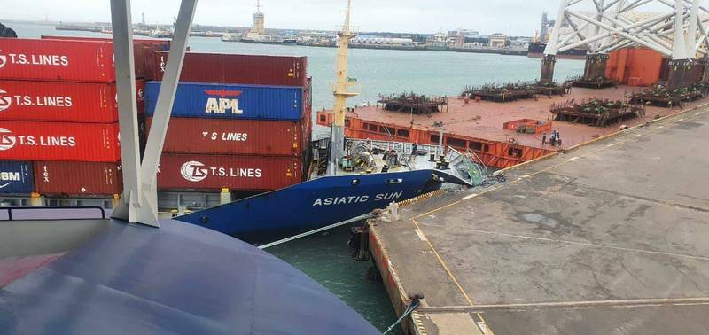 德翔輪日光貨櫃船26日上午停靠台中港時，疑因風大撞上8A碼頭，造成碼頭及船尾毀損。（擷取自報廢公社）