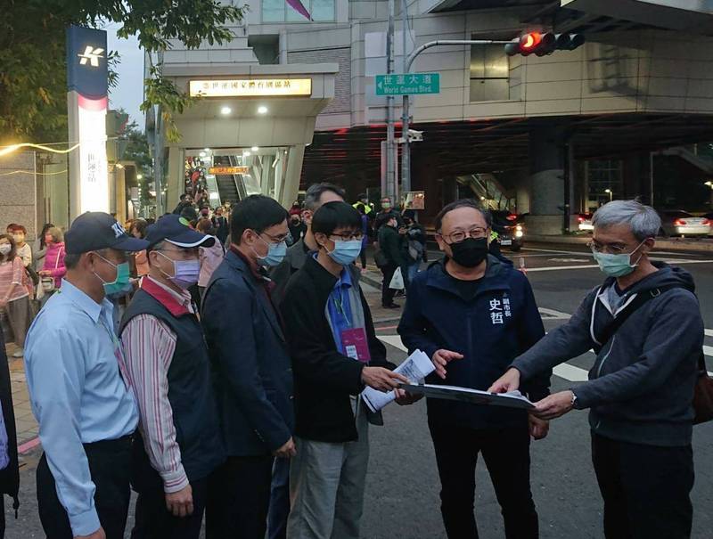 高雄市副市長史哲（右2）前往高雄世運主場館，了解五月天演唱會交通疏運狀況。（記者葛祐豪翻攝）