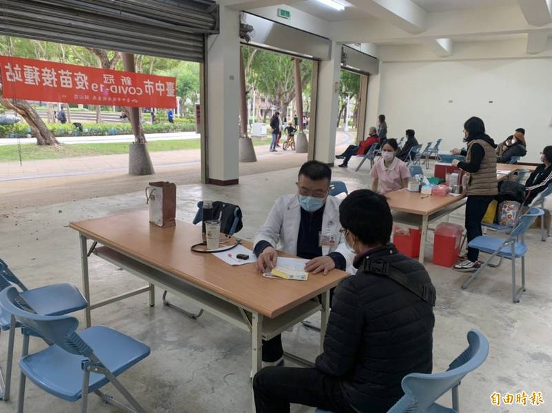 文心森林公園設置接種站，外面就是知名的文心森林公園，風景優美。（記者蔡淑媛攝）