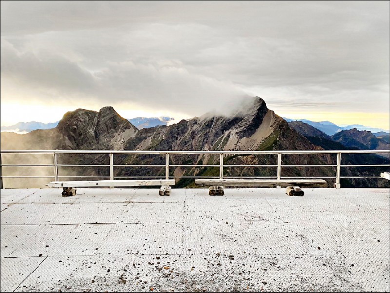 玉山昨飄降瑞雪，位在北峰的玉山氣象站，呈現一片銀白世界。（玉管處提供）