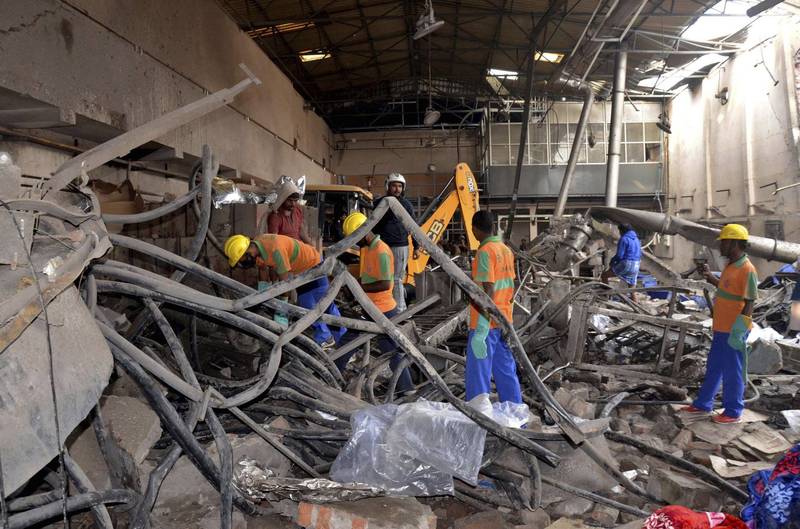 印度比哈尔邦一家制面厂发生爆炸事故，搜救人员搜寻可能被埋在瓦砾中的工人。（美联社）(photo:LTN)