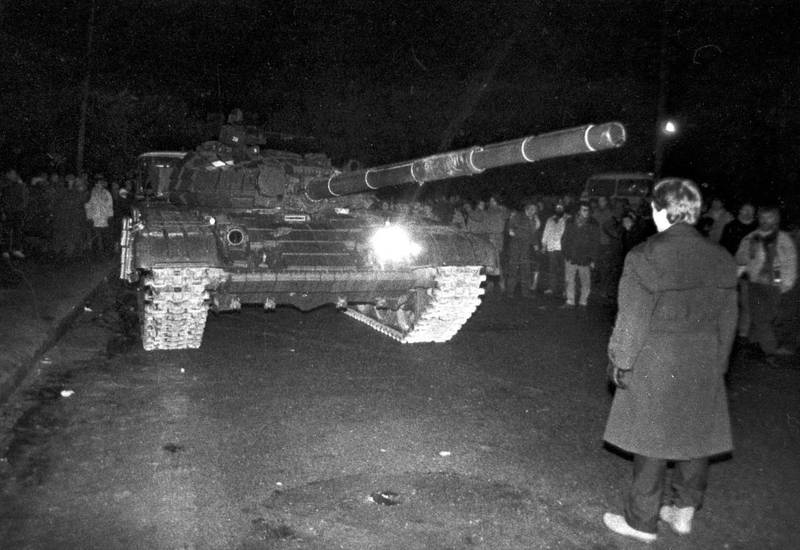 立陶宛国会友台小组的主席马尔德基斯24日PO出一张照片，并指该画面为30年前，立陶宛人为反抗苏联压迫，挺身而出站在坦克车前的画面。（图撷自推特）(photo:LTN)
