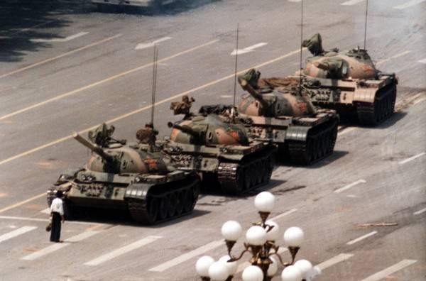 中国于1989年发生的六四天安门事件震惊全球，当时曾有民众在北京街头以只身挡在行进的坦克车前，被认为是自由和民主的勇敢象征。（美联社）(photo:LTN)
