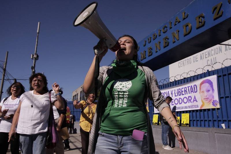 在萨尔瓦多圣萨尔瓦多的法庭外，妇女要求政府释放因堕胎而服刑 30 年的女囚犯。不过「堕胎除罪化公民组织」的艾雷拉24日晚间表示，萨国政府已释放了3名因堕胎判刑的女性。（美联社）(photo:LTN)