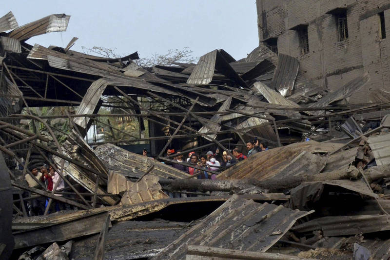 印度比哈尔邦一家制面厂发生爆炸事故，附近居民都赶到现场查看状况。（美联社）(photo:LTN)