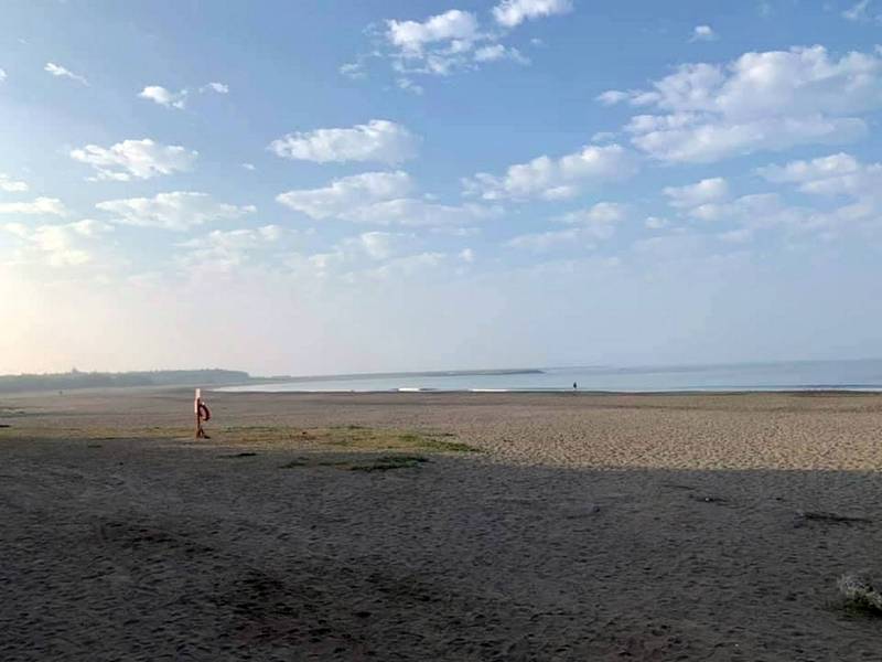 安平漁光島清晨寧靜的海灘，在遊客未湧入前，海灘十分乾淨漂亮。（南市日本人協會提供）