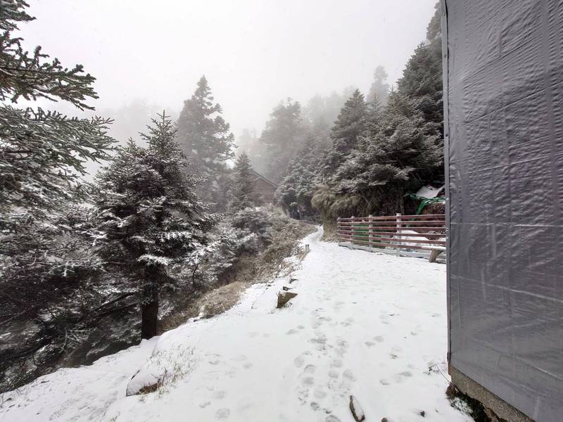 玉山群峰呈現雪白世界。（圖由玉管處提供）