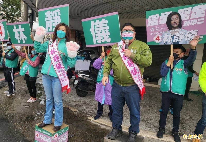 嘉義縣立委蔡易餘（右）今天到台中陪林靜儀（左）站路口拜票，呼籲大家票投林靜儀帶來政治改變。（記者陳建志攝）