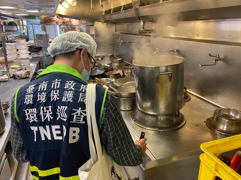 餐飲業空污防制設施管理辦法明年上路，台南市共有91家業者納入列管。（南市環保局提供）