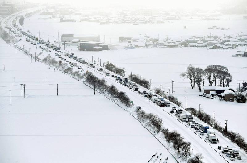 日本近畿北部降下創紀錄的大雪，導致來往交通混亂。日本大雪示意圖。（美聯社）