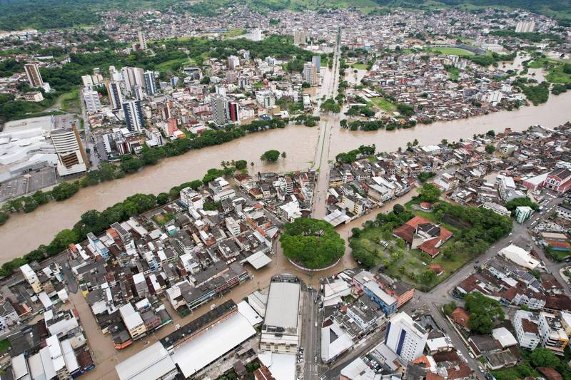 巴西近日迎來連日大雨，位於東北部的兩座水壩竟在不堪洪水暴漲下潰堤，大量洪流灌入多個城鎮。（路透）