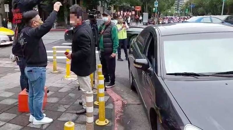 罷昶人士直接於十字路口違停，並下車嗆聲。（林昶佐國會辦公室提供）