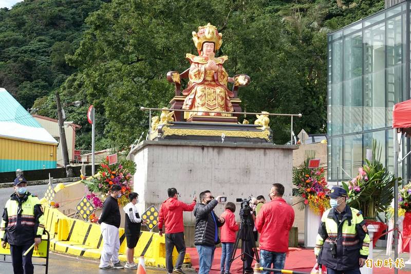 南方澳進安宮石雕珊瑚媽祖今天開光點睛。（記者江志雄攝）