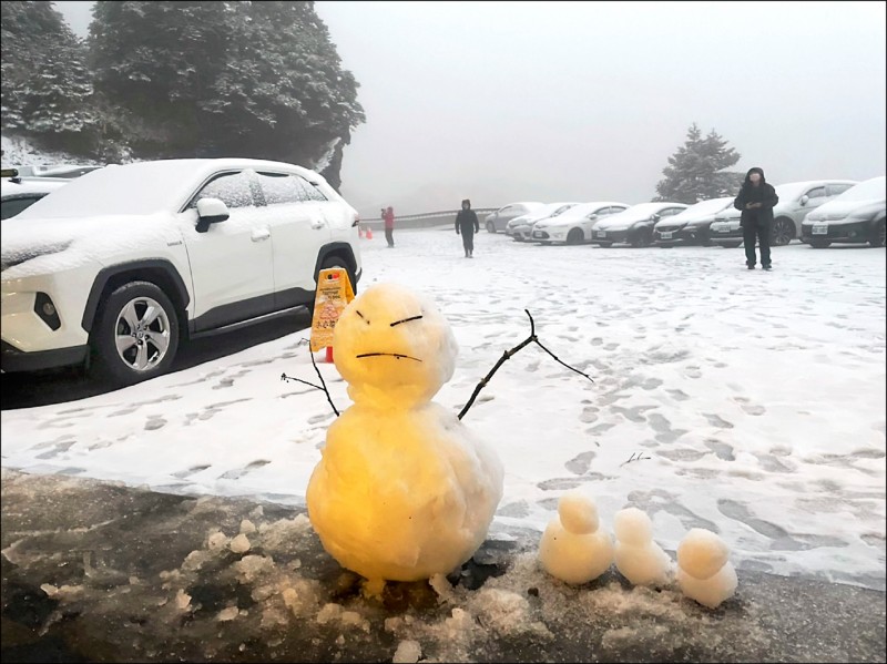 夜宿合歡山松雪樓的遊客開心堆起小雪人。（圖：松雪樓提供）