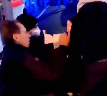一位德国警员在驱逐示威者的时候，将辣椒水喷到了孩子的眼睛里。（图撷取自推特）(photo:LTN)