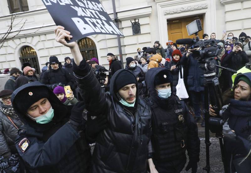 俄罗斯最高法院28日下令关闭国内最着名的人权团体「纪念」（Memorial）。法院外的支持者高举标语抗议，多人被警方带走。（美联社）(photo:LTN)