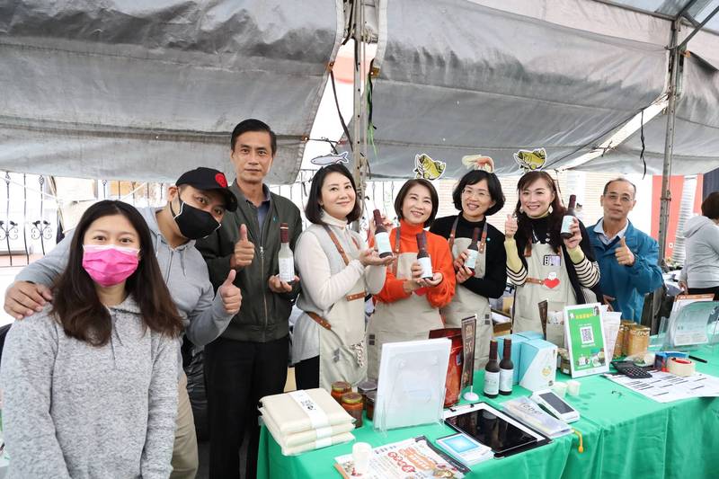 民進黨立委周春米今天邀請屏東縣養殖漁業協會於立法院康園廣場，推廣屏東「多一肚」的鮮美水產，許多立委共襄盛舉。（周春米國會辦公室提供）