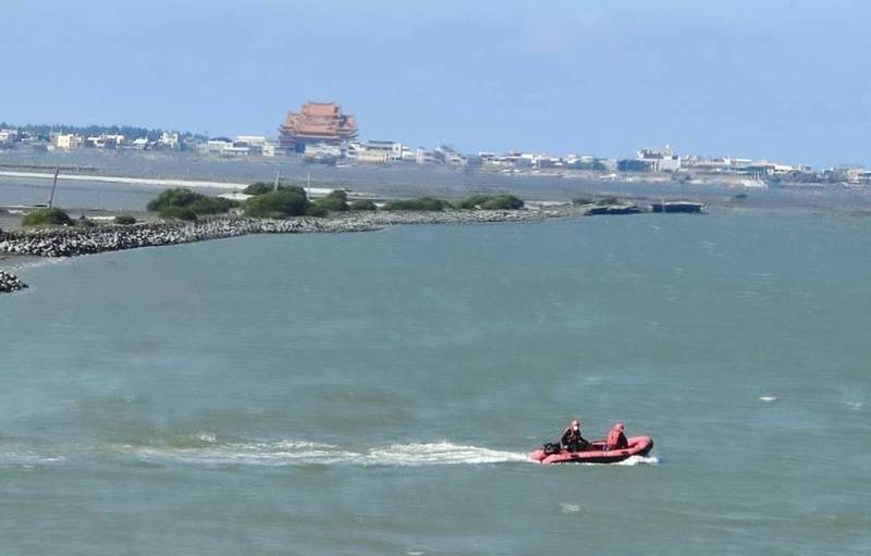 嘉義縣東石濱海橋傳出有工程人員落海失蹤，救援人員搜救中。（成峻提供）