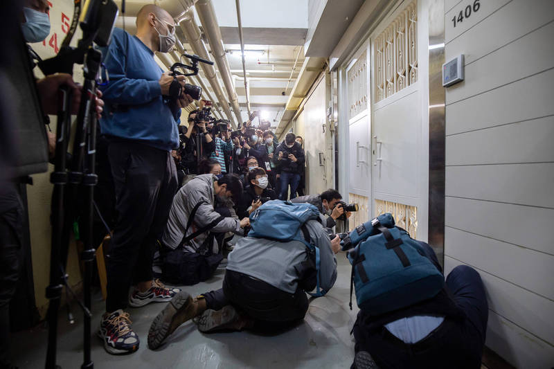 香港警方國家安全處今天動員200多人突擊泛民主派網媒立場新聞辦公室，眾家記者在立場新聞辦公室外拍攝照片。（彭博）