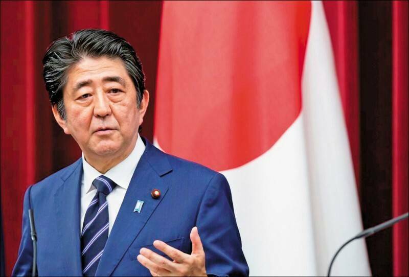 日本前首相安倍晉三涉「賞櫻會」爭議，涉嫌出錢請支持者用餐卻未記載於財務報告等而遭人告發。日本檢方經再度搜索後，仍認為安倍罪證不足，昨天再次不起訴安倍，全案偵結。（彭博檔案照）