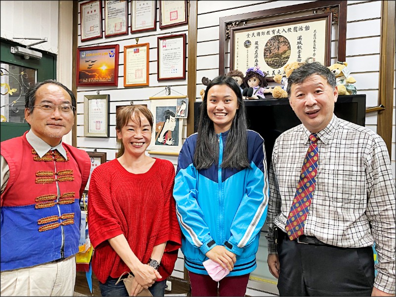 海星中學榮獲「總統教育獎」得主陳姵葳（右二），錄取東華大學縱谷跨域書院學程班，包括校長陳海鵬（右一）等師長都為她祝賀。（海星中學提供）