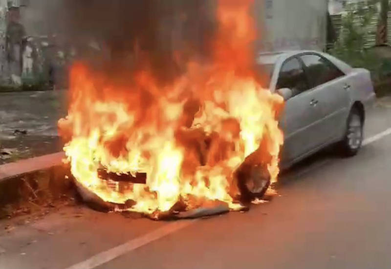 宜蘭市環河路今早發生火燒車。（記者蔡昀容翻攝）