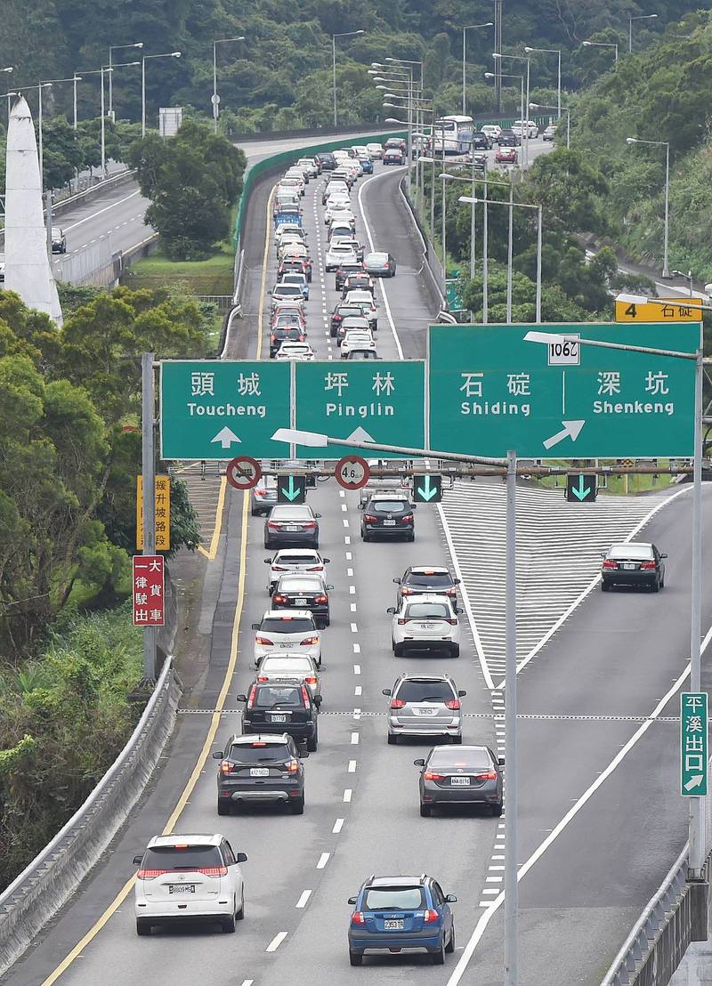 元旦連假開始，國道5號南向一早即湧現往宜花東的旅遊及返鄉車潮。（資料照）