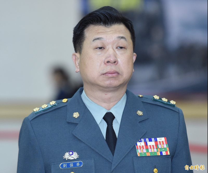 陸軍司令部今證實，金防部政戰主任劉強華少將因案接受調查已返台，並調任為陸軍司令部委員，至於案情不便說明。圖為劉強華先前在晉任少將授階典禮前的留影。（資料照）