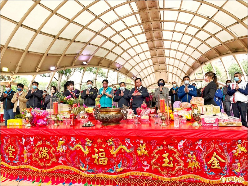 桃園市平鎮區民俗文化公園昨動工改善，將於明年五月完工，市長鄭文燦率市府團隊、民代祈福工程順利。（記者許倬勛攝）